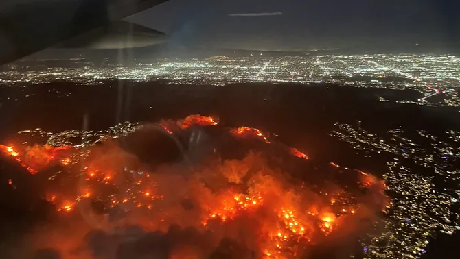 Els sis incendis que encerclen Los Angeles provoquen 5 morts i fan evacuar 180.000 persones