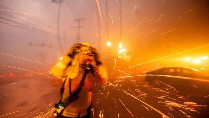 Més de 30.000 evacuats per un incendi en un barri de mansions de Los Angeles